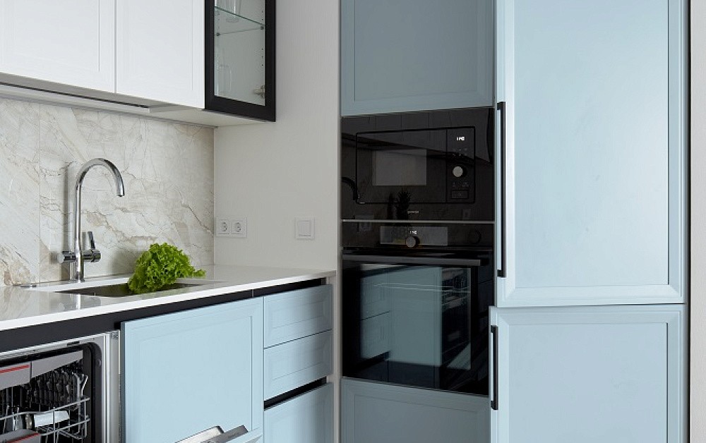 Воздушно-небесная кухня с чёрными акцентами