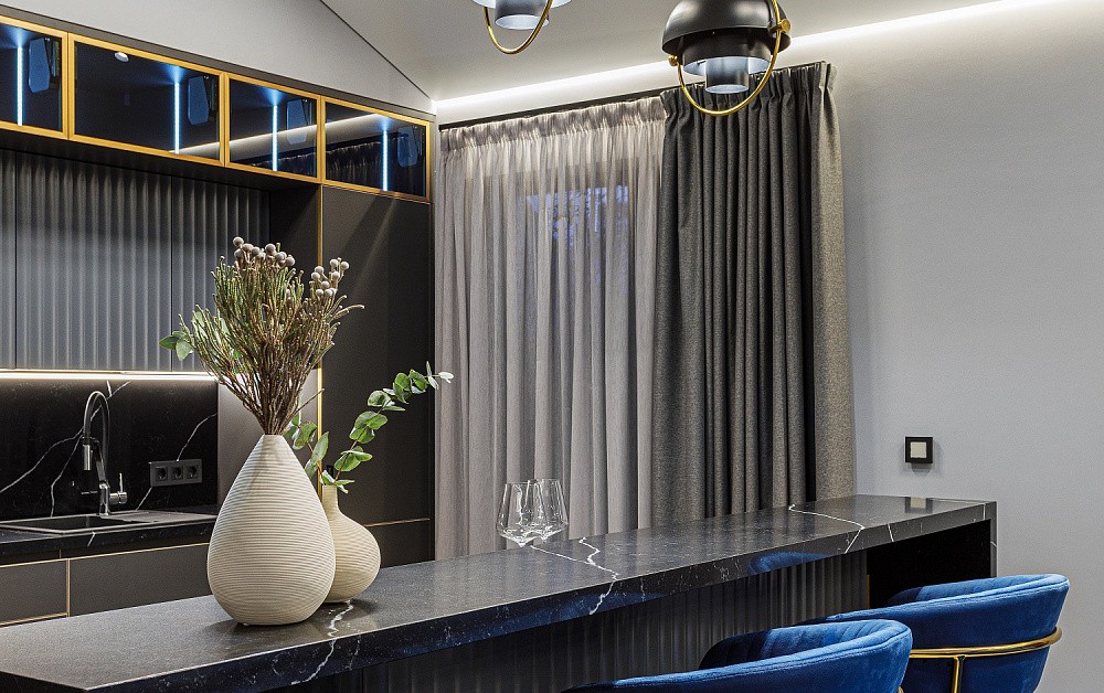 Брутальная чёрная кухня с золотыми деталями