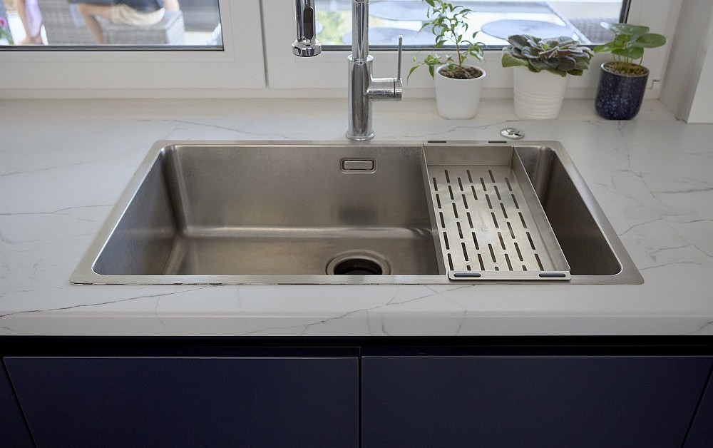 Бело-синяя кухня для гонщика Никиты Шикова