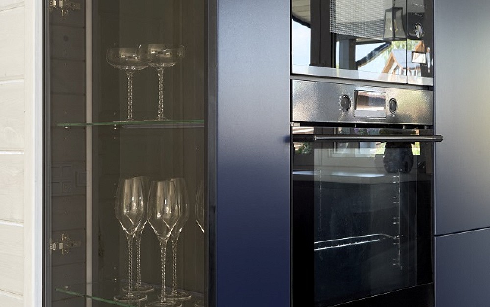 Бело-синяя кухня для гонщика Никиты Шикова