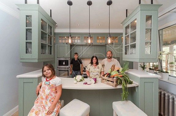 Угловые кухни оливкового цвета