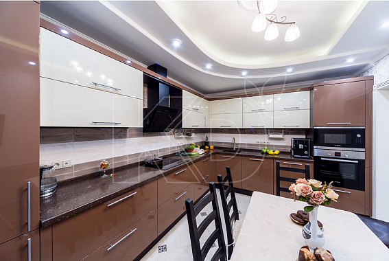 Угловая кухня в коричневых тонах