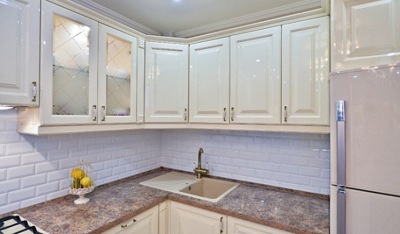 Светлая кухня в Мурманске