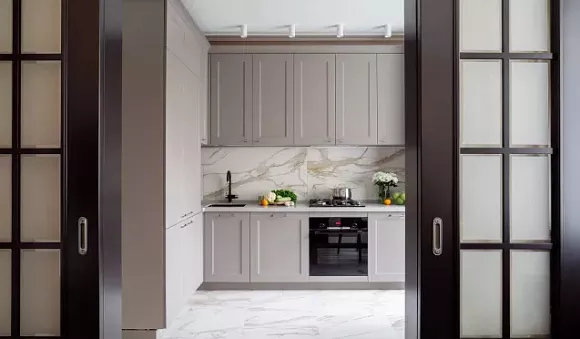 Коричневая кухня в Мурманске