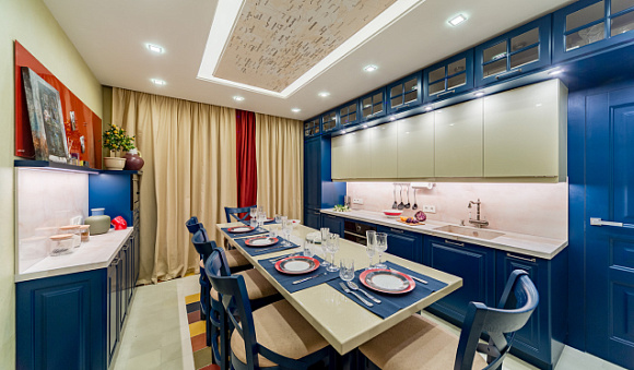 Маленькая светлая кухня