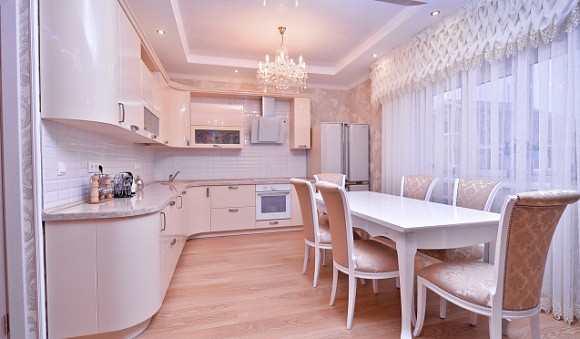 Светлая кухня в Сочи