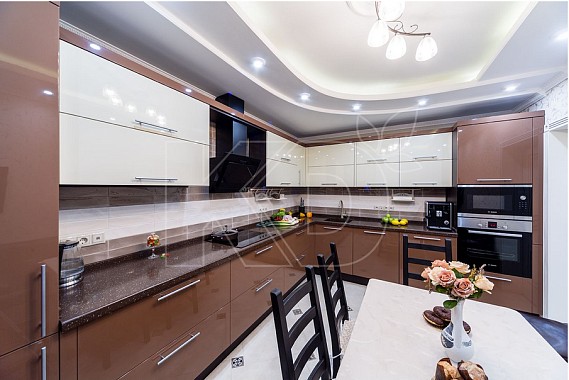 Глянцевая угловая кухня 