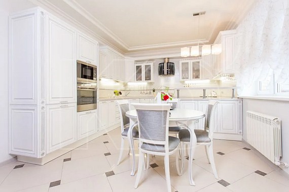 Производство кухонь из массива дуба