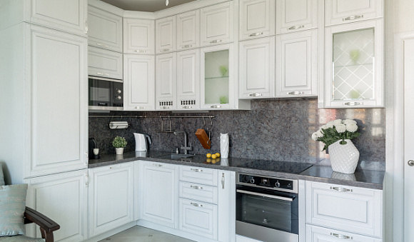 Светлая кухня в Екатеринбурге