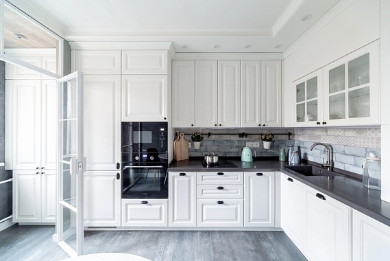 Белая кухня в сочетании с деревом